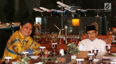 Ketua Dewan Kehormatan Partai Golkar BJ Habibie (kanan) bersama Ketua Umum Partai Golkar Airlangga Hartarto di kediamannya, Jakarta, Jumat (3/8). Pertemuan tersebut dalam rangka silaturahmi jelang Pilpres 2019. (Liputan6.com/JohanTallo)