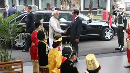 Presiden Jokowi menyambut PM India, Narendra Modi di Istana Merdeka, Jakarta, Rabu (30/5). Kedatangan PM Modi ke Indonesia merupakan kunjungan resmi pertama ke Indonesia sebagai balasan atas kunjungan kenegaraan Jokowi. (Liputan6.com/Angga Yuniar)
