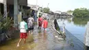 Aktivitas warga di pantai Marunda dan kawasan Si Pitung, Jakarta, Kamis (9/12/2021). Sejak awal pekan lalu, Badan Metereologi, Klimatologi, dan Geofisika (BMKG) telah mengeluarkan peringatan dini bencana banjir rob di wilayah pesisir utara Jakarta. (merdeka.com/Imam Buhori)