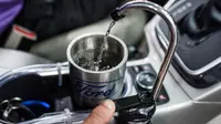 Insinyur Ford mengembangkan alat yang `menangkap` dan menyaring air dari sistem pendingin, kemudian menjadikannya air yang bisa diminum. Alatnya dinamakan On-The-Go H2O. 