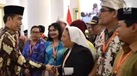 Presiden Jokowi menyalami pemuka agama saat silaturahmi di Bogor, Jawa Barat, Sabtu (10/2). Menurut Jokowi, komitmen para pemuka agama menjadikan Indonesia dikenal sebagai negara yang menjunjung toleransi oleh dunia. (Liputan6.com/Pool/Biro Setpres)