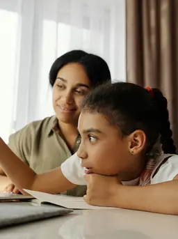 Langkah praktis bagi orang tua dalam menciptakan lingkungan yang suportif agar anak merasa aman untuk mencoba hal baru tanpa takut salah. [Dok/Pexels.com/August de Richelieu].