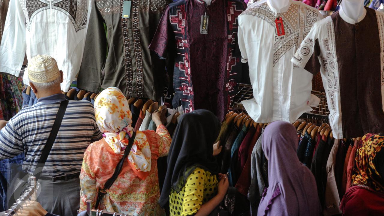 20150628-Padatnya Pengunjung Pasar Tanah Abang Jelang Lebaran-Jakarta 4