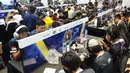 Suasana kompetisi NXL Mobile Esports Cup 2019 di lantai dasar Mangga Dua Mall, Jakarta, Minggu (17/3). NXL menghadirkan turnamen offline untuk menantang kemampuan para gamer, khususnya di game Mobile Legends dan PUBG Mobile. (Liputan6.com/Herman Zakharia)