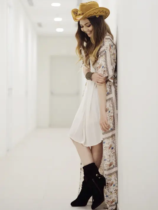 Untuk kali ini, nuansa etnik sangat terlihat dari gaya berbusana Rina. Hal ini karena Rina memakai long outernya yang unik, serta topi koboi di kepalanya. (Instagram/rinanose16)