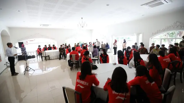 Duta Besar Republik Indonesia untuk Kerajaan Thailand, Rachmat Budiman dengan para atlet tim Uber Indonesia 2022.