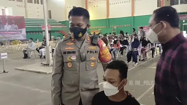 Banjir Pujian, Kapolres Gendong Seorang Penyandang Disabilitas Saat Akan Divaksin