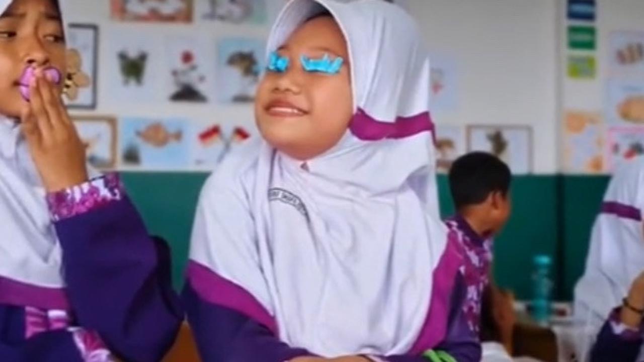 Aksi dua siswa ini seketika jadi sorotan. Sejak pertama kali diunggah Adelia Jully, videonya sudah ditonton 13 juta kali pengguna TikTok.