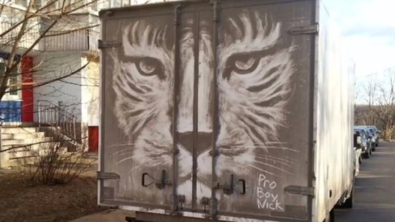 Karya Menakjubkan, Seniman Gunakan Mobil Kotor Untuk di Mural