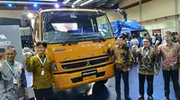 Mitsubishi Fuso meluncurkan varian baru Medium Duty Truck (MDT) Fighter FN61FL HD (6x2) chassis panjang di Giicomvec 2020. (Arief / Liputan6.com)