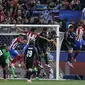 Gelandang Atletico Madrid Saul Niguez (dua dari kanan) menanduk bola untuk merobek gawang Real Madrid pada leg kedua semifinal Liga Champions di Estadio Vicente Calderon, Kamis (11/5/2017) dinihari WIB. (AP Photo/Francisco Seco)