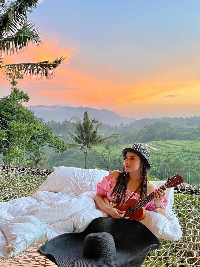 7 Potret Terbaru Amel Alvi, Liburan Ke Bali dengan Gaya Rambut Cornrow