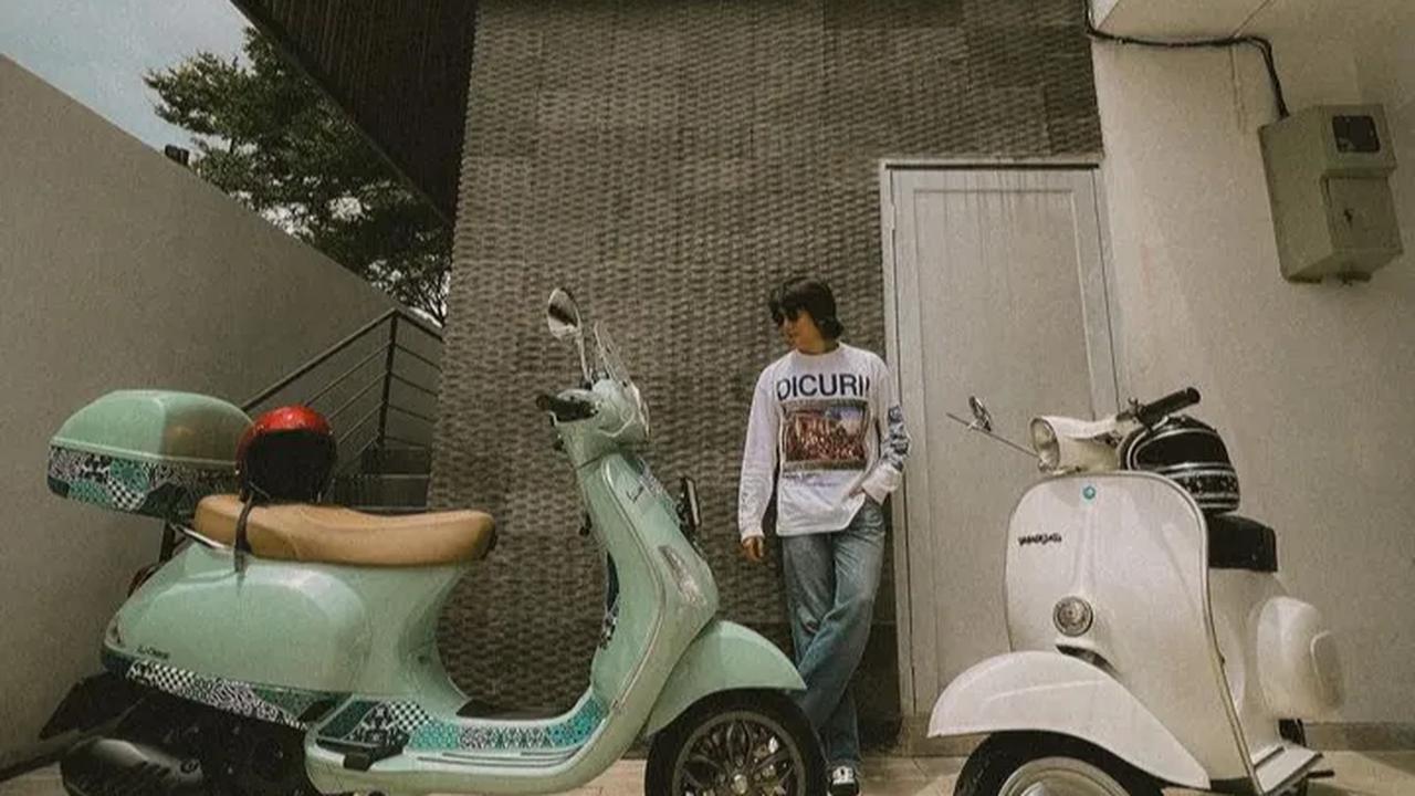 Potret Iqbaal Ramadhan saat naik vespa rupanya langsung menjadi perhatian netizen, terutama kaum hawa. Mereka menuliskan beragam komentar. Penampilan Iqbaal dipuji begitu ganteng,<br>