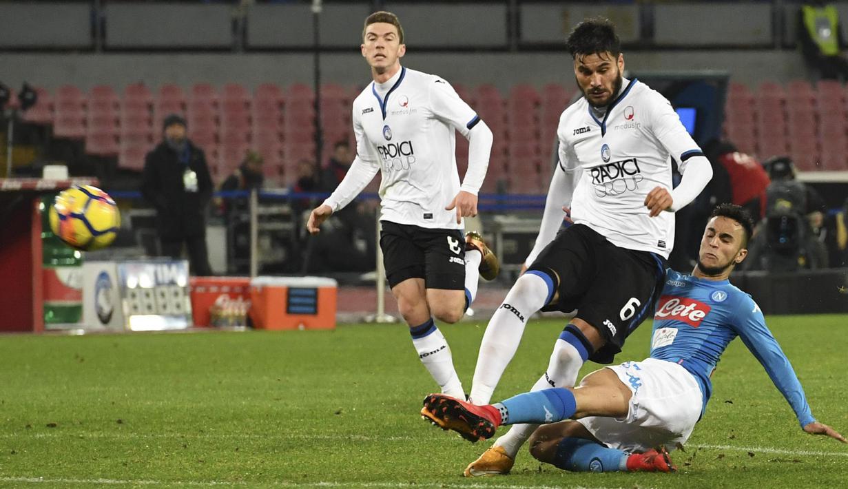 Pemain Napoli, Adam Ounas (bawah) menghalau bola dari kejaran pemain Atalanta, Jose Luis Palomino pada laga perempat final Coppa Italia di San Paolo stadium, Naples, (2/1/2018). Napoli kalah dari Atalanta 1-2. (Ciro Fusco/ANSA via AP)