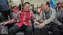 Menteri Pemuda dan Olahraga, Imam Nahrawi berbincang dengan Pemred SCTV, Indosiar dan Liputan6.com, Mohamad Teguh saat penutupan diklat nasional Paskibraka 2016, Cibubur, Jakarta, Rabu (24/8). (Liputan6.com/Yoppy Renato)