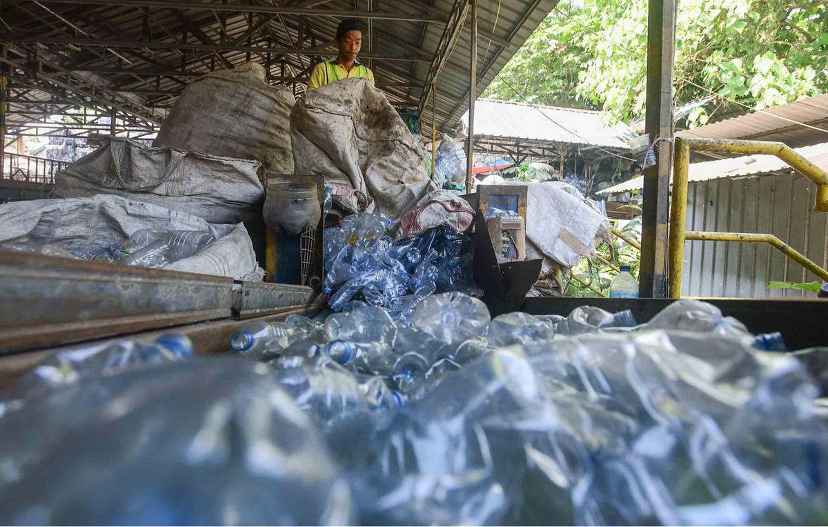 FOTO: Mengintip Proses Daur Ulang Botol Plastik Menjadi Cacahan  Plastik Bernilai Jual Tinggi