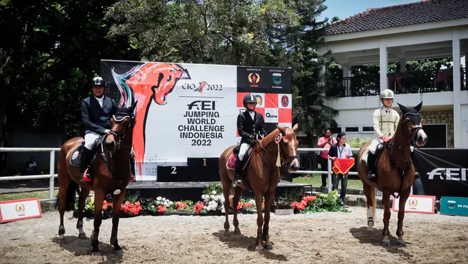 Fashion Show dengan Konsep Penunggang Kuda Dihadirkan di Cinta Indonesia Open 2022