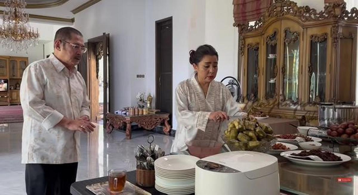 8 Potret Ruang Makan di Rumah Mayangsari dengan Konsep Klasik Modern