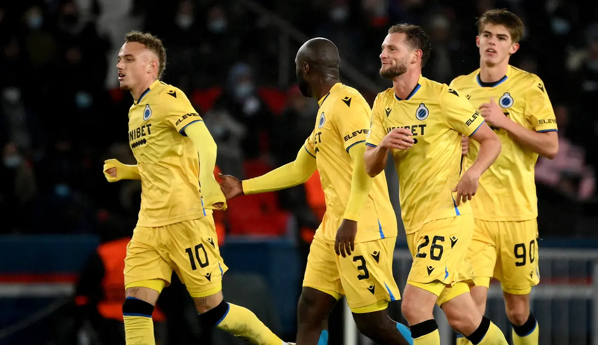 Club Brugge akhirnya mampu memperkecil skor menjadi 1-3 pada menit ke-68. Sepakan medatar Mats Rits (kedua dari kanan) usai menerima umpan Noa Lang gagal diantisipasi Gianluigi Donnarumma. (AFP/Franck Fife)