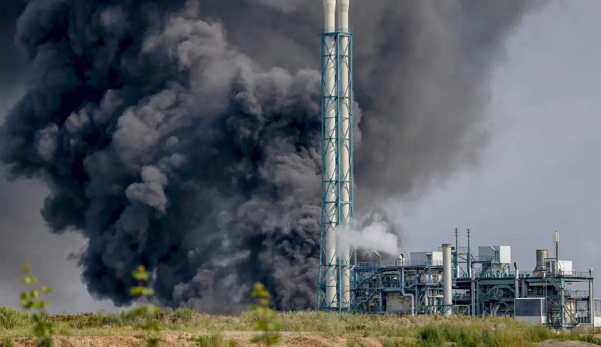 Kepulan asap membumbung ke atas setelah Ledakan yang terja di kawasan industri kimia di Kota Leverkusen, Jerman, Selasa (27/7/2021). Perusahaan operator Chempark, Currenta, menyatakan ledakan di kompleks pabrik di Kota Leverkusen itu terjadi sekitar pukul 9.40 waktu setempat. (AP Photo/Oliver Berg)