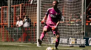 Maarten Paes saat membawa Ajax mengalahkan Utrecht melalui drama adu penalti 4-3 (1-1) dalam laga playoff di Kras Stadion, Volendam, Minggu (24-5-2026) malam WIB. (Dok. ajax.nl)