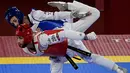 Lucas Lautaro Guzman dari Argentina (Biru) dan Jack Woolley dari Irlandia (Merah) bersaing dalam pertarungan babak penyisihan taekwondo putra -58kg selama Olimpiade Tokyo 2020 di Makuhari Messe Hall di Tokyo pada 24 Juli 2021. (AFP/Javier Soriano)