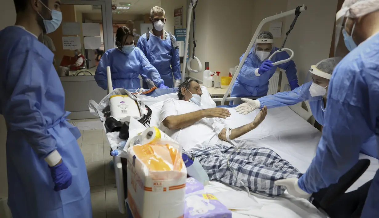 Petugas medis membantu pasien pindah tempat tidur di bagian COVID-19 rumah sakit Pusat Klinik Universitas di Banja Luka,4 November 2021. Ketika corona mengamuk di negara-negara tetangga, para dokter di Bosnia bersiap menghadapi ancaman gelombang baru di tengah tingkat vaksinasi rendah. (AP Photo)
