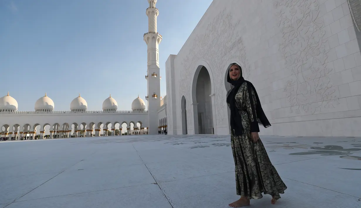 Ivanka Trump, putri dan penasihat senior Presiden Donald Trump, mengunjungi Masjid Agung Sheikh Zayed di Abu Dhabi, Uni Emirat Arab, Sabtu (15/22020). Ivanka akan menjadi salah satu pembicara dalam acara 'Global Women's Forum' yang berlangsung pada 16-17 Februari 2020. (AP/Kamran Jebreili)