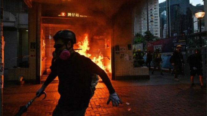 Pintu masuk sebuah stasiun MTR di Hong Kong terbakar akibat bentrokan antara massa pro demokrasi dan polisi pada akhir pekan Minggu 15 September 2019 (AFP)