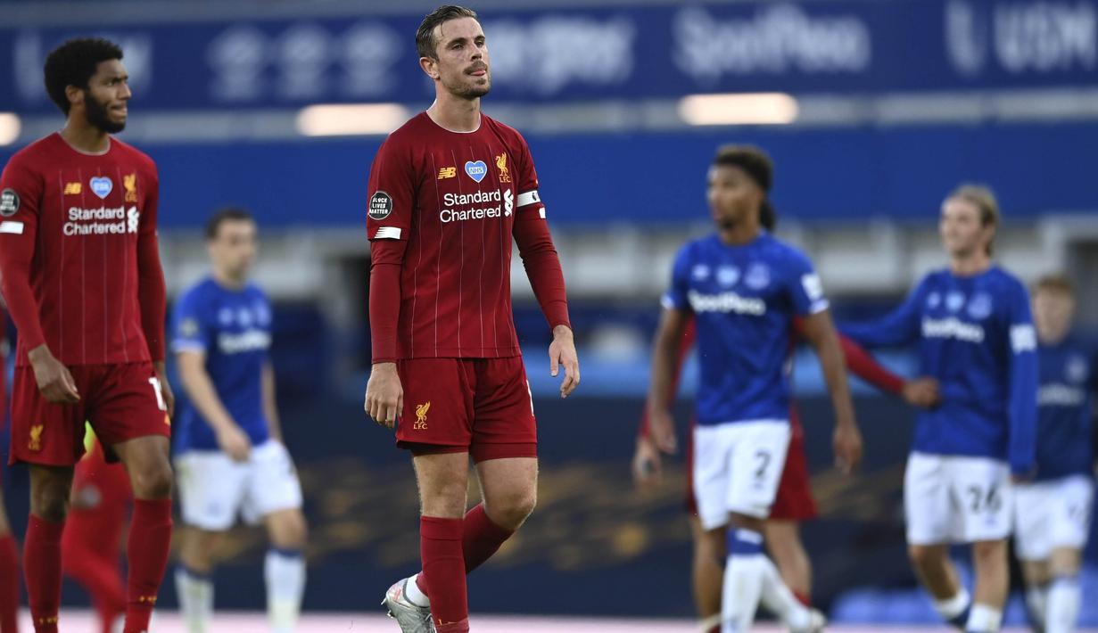 Kapten Liverpool, Jordan Henderson, tampak kecewa usai gagal mengalajkan Everton pada laga Premier League di Stadion Goodison Park, Minggu (21/6/2020). Laga Derbi Merseyside edisi ke-236 itu berakhir 0-0. (AP/Shaun Botterill)