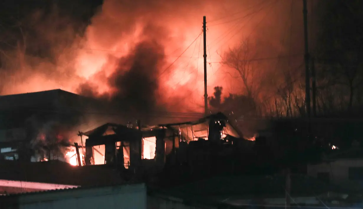 Sebuah rumah dilalap api ketika kebakaran hutan melanda di Sokcho (5/4). Daerah yang terkena dampak diperkirakan mencapai 250 hektar dan sekitar 120 rumah habis dilalap api. (AFP Photo/South Korea Out)