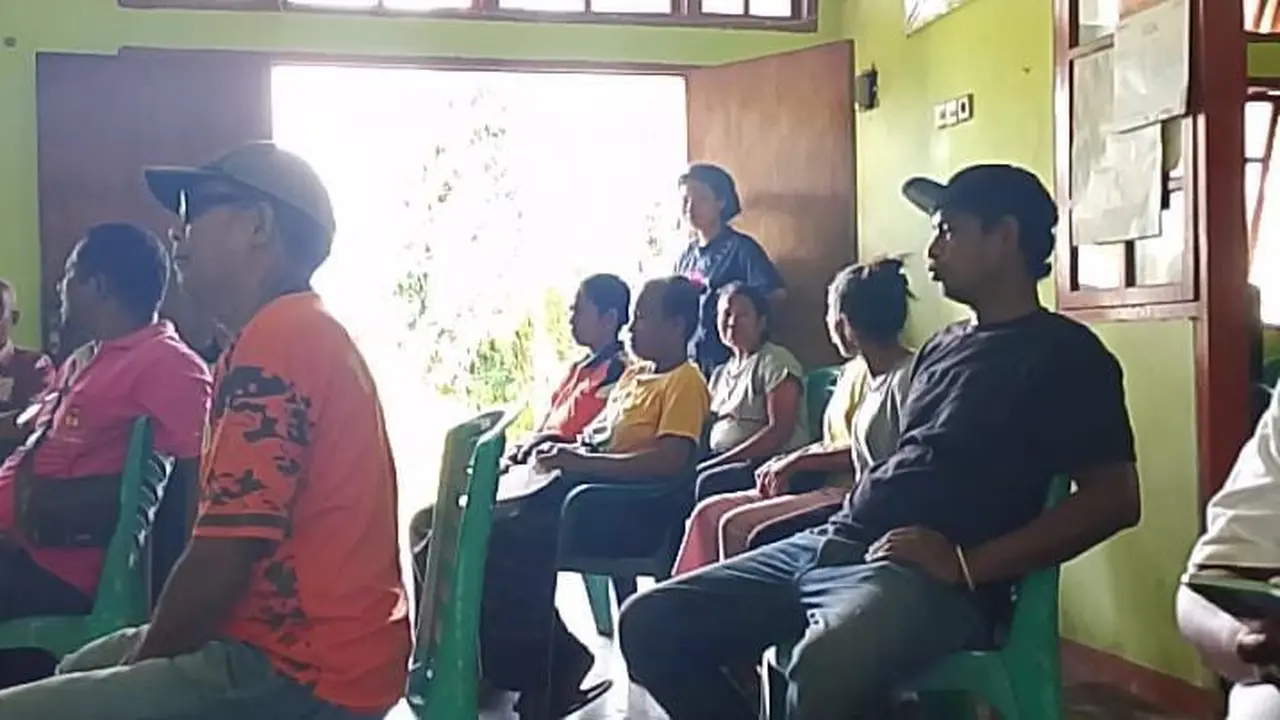 Belasan anggota kelompok tani saat melakukan protes di kantor Balai Penyuluhan Pertanian Kecamatan Paga, Kabupaten Sikka NTT (Liputan6.com/Ola Keda)