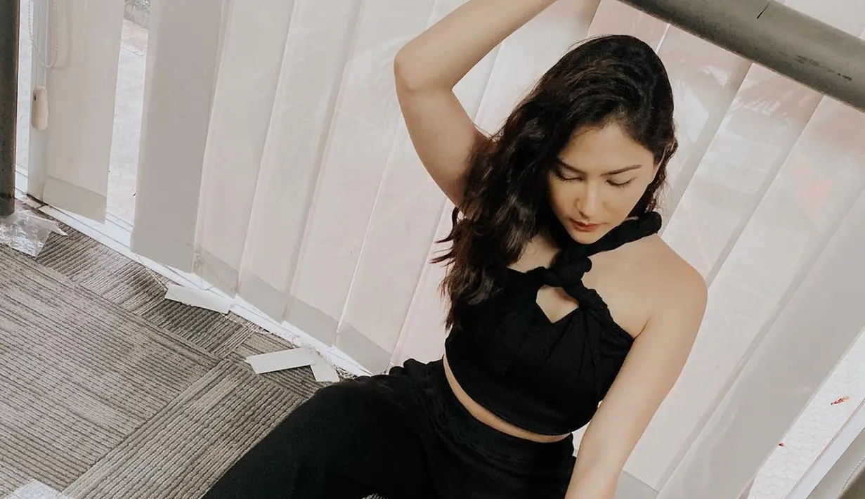 <p>Dalam kesempatan yang lebih kasual, Jessica Mila terlihat mengenakan crop top dengan detail halter neck, dipadunya dengan celana panjang yang juga berwarna hitam, dan sepatu putih. Foto: Instagram.</p>