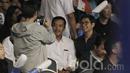 Menpora, Imam Nahrawi, foto bersama penonton Indonesia Open 2017 di JCC, Senayan, Rabu (14/6/2017). Menpora didampingi staf khusus bidang olahraga Taufik Hidayat yang juga legenda bulu tangkis Indonesia. (Bola.com/ M Iqbal Ichsan)
