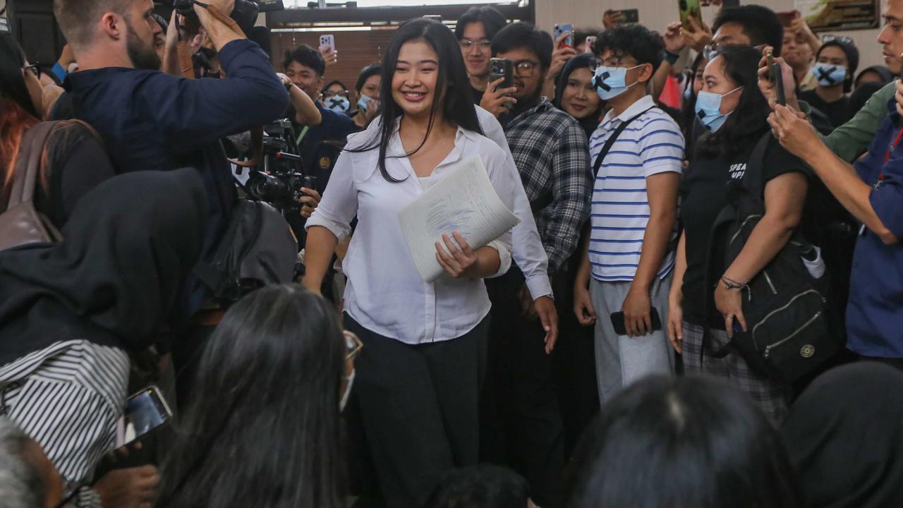 FOTO: Laras Faizati Bebas Bersyarat Usai Sidang Vonis Penghasutan