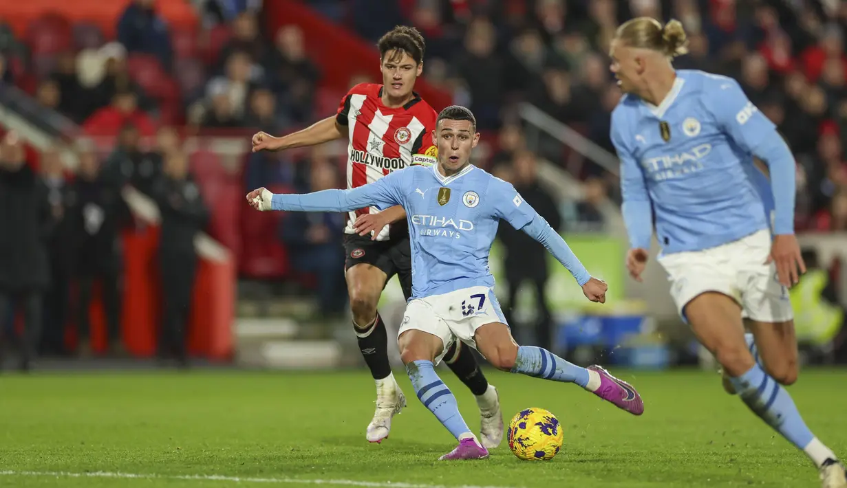Pemain Manchester City, Phil Foden, melepaskan tendangan ke gawang Brentford pada laga Liga Inggris di Stadion Gtech Community, Selasa (6/2/2024). (AP Photo/Ian Walton)