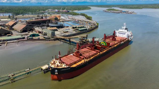 Foto udara Pelabuhan Amamapare. Disini, lumpur yang mengandung tembaga, emas dan perak dikeringkan untuk kemudian dikirim ke pabrik peleburan dan pemurnian di Gresik, Jawa Timur. (Photo dok. PT Freeport Indonesia)