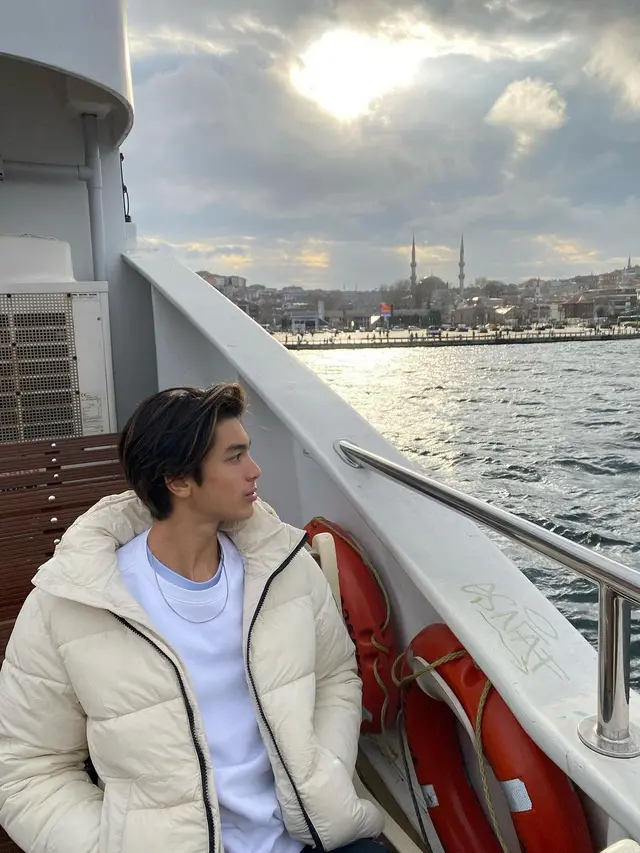 Potret Eddy Meijer, putra Maudy Koesnaedi liburan di Turki (Foto: Instagram eddy_mm)