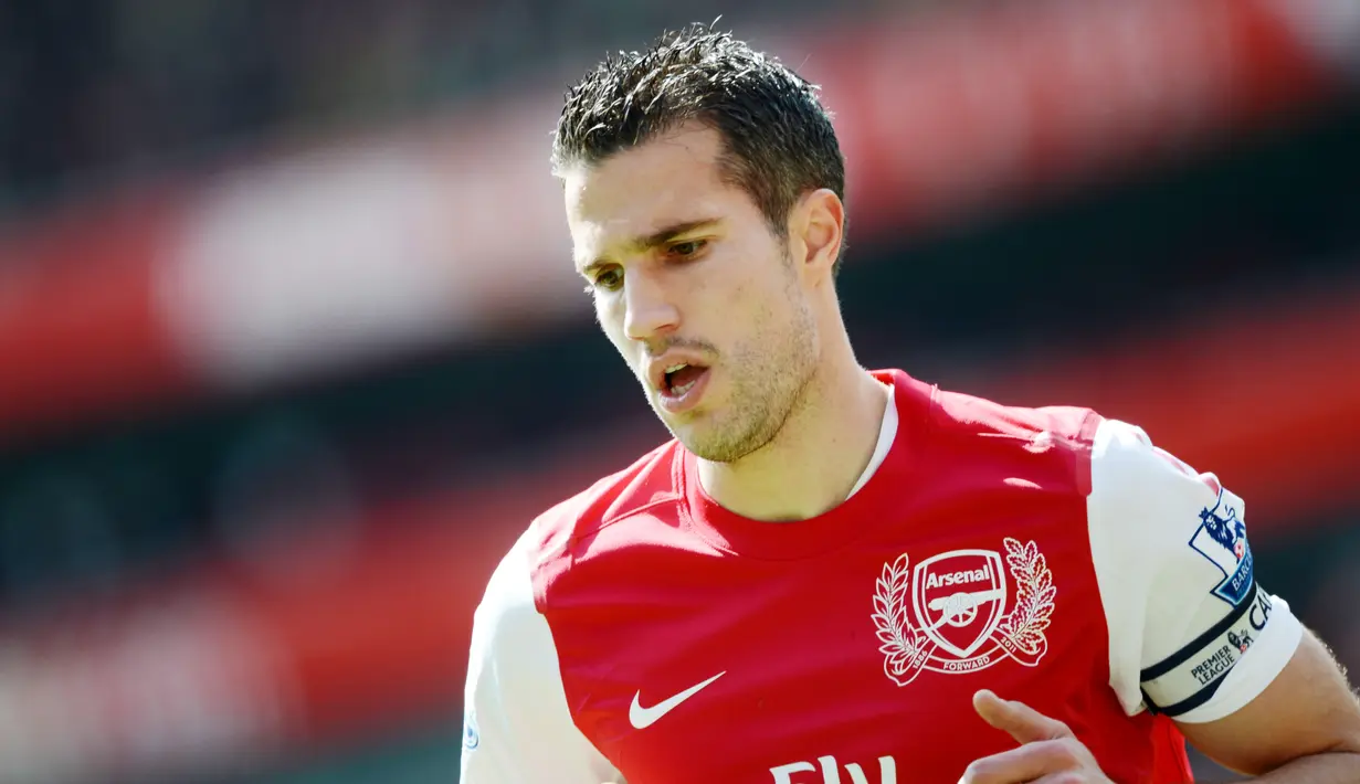 Robin van Persie - Van Persie mengambil alih tongkat lini depan Arsenal setelah ditinggal Adebayor hijrah ke Manchester City. Pemegang nomor punggung 10 ini masuk 8 pemain Arsenal pencetak gol terbanyak dengan total 132 gol. (AFP/Adrian Dennis)