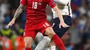 Bek Inggris, Luke Shaw berebut bola dengan pemain Denmark, Daniel Wass pada pertandingan semifinal Euro 2020 di Stadion Wembley, London, Kamis (8/7/2021). Inggris menang atas Denmark dengan skor 2-1. (Andy Rain/Pool via AP)