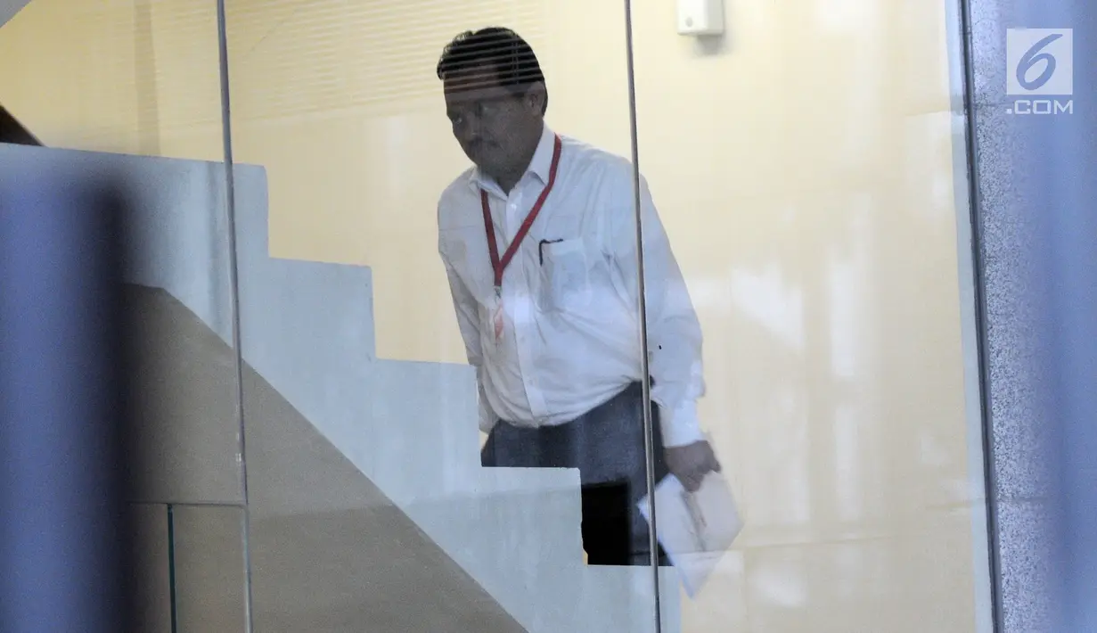 Kepala Divisi Batubara PLN, Harlen menuju ruang penyidik untuk menjalani pemeriksaan di Gedung KPK, Jakarta, Rabu (28/11). Harlen diperiksa kasus dugaan suap proyek PLTU Riau-1 untuk tersangka mantan Menteri Sosial Idrus Marham. (Merdeka.com/Dwi Narwoko)