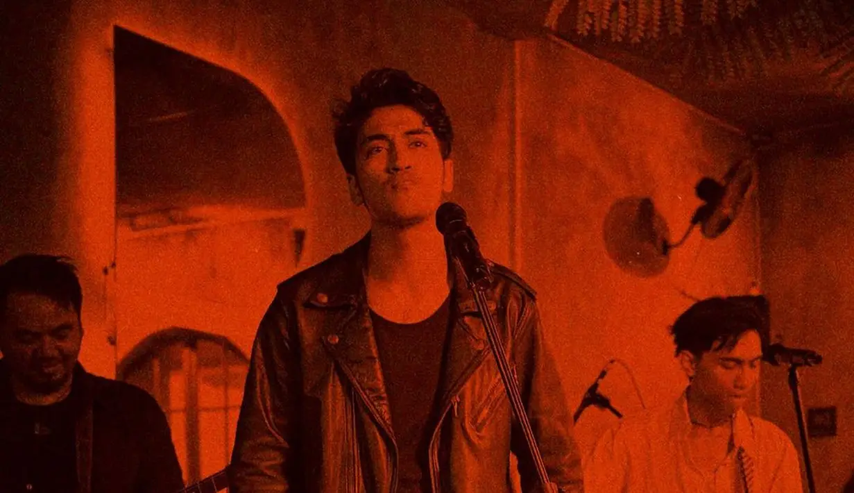 Dalam foto kemerahan ini, Abidzar memperlihatkan gaya manggungnya yang keren. Ia memadukan inner hitam dengan jaket kulit dan celana yang juga berwarna hitam. [Foto: Instagram/abdizar73]