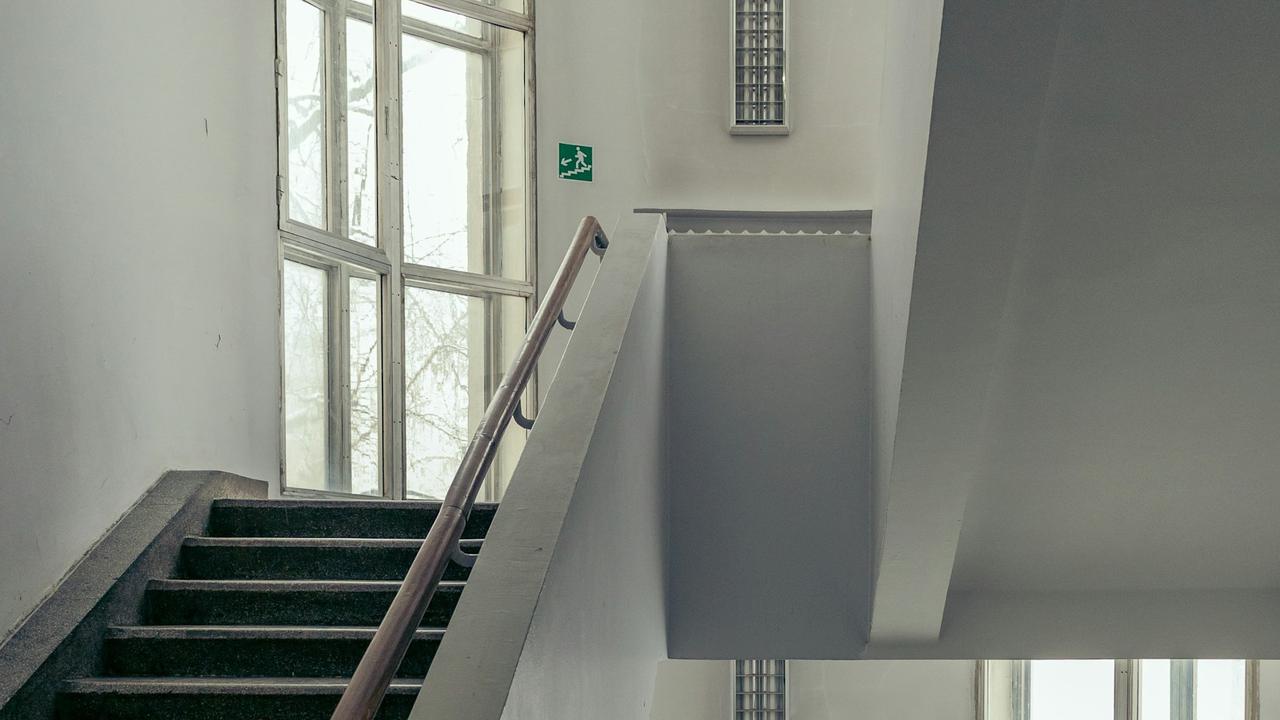 Desain Tangga Putar Minimalis, Solusi Hemat Ruang dan Estetis untuk Rumah Modern