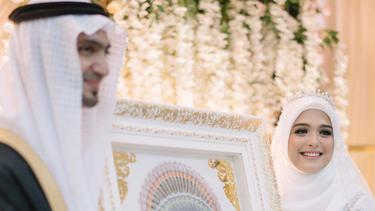 Cerita Haru Tegang Malu Malu Di Hari Pernikahan Vebby Palwinta Dan Razi Bawazier News Entertainment Fimela Com