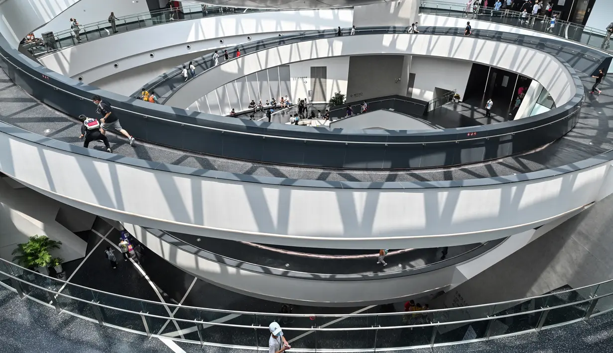 Pengunjung di Museum Astronomi Shanghai yang baru dibuka di Shanghai, China, (30/7/2021). China akhirnya resmi membuka Museum Astronomi Shanghai, yang disebut-sebut sebagai planetarium terbesar dunia. (AFP/Hector Retamal)