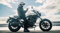 Kawasaki Eliminator menawarkan posisi berkendara rendah layaknya Cruiser.