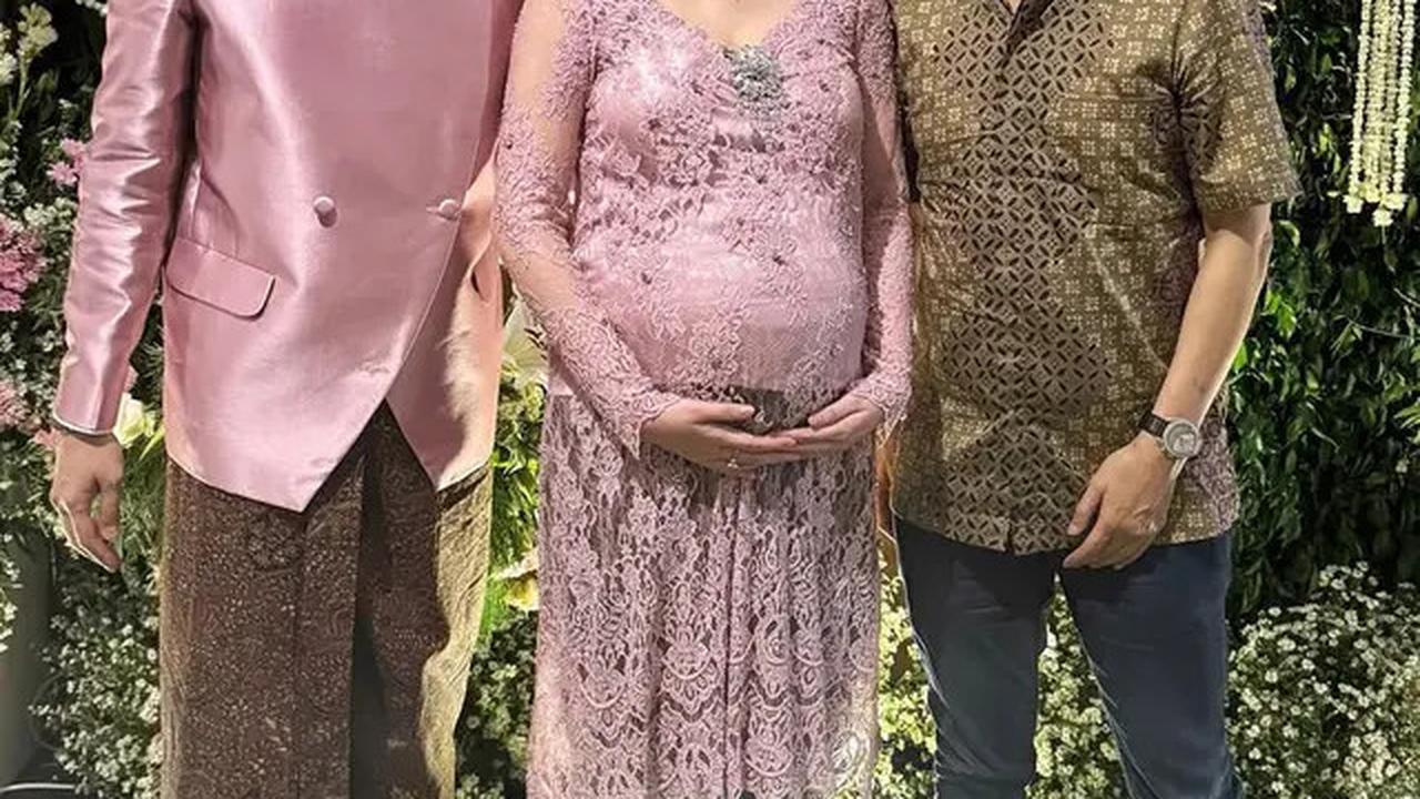6 Potret Tujuh Bulanan Kehamilan Pertama Velove Vexia dengan Adat Jawa Dibalut Kebaya Pink hingga Wajah Suaminya Terungkap