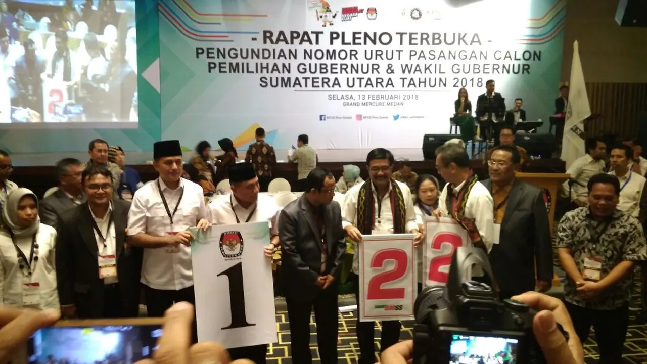 Pasangan Edy Rahmayadi-Musa Rajekshah (Edy-Ijeck) mendapat nomor urut 1 dan pasangan Djarot Syaiful Hidayat-Sihar Sitorus (Djarot-Sihar) mendapat nomor urut 2. (Liputan6.com/Reza Efendi)