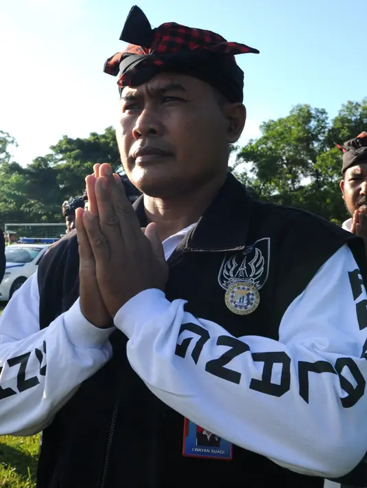 Pecalang memberi penghormatan dalam persiapan keamanan untuk kunjungan Raja Salman bin Abdul-Aziz Arab Saudi di Nusa Dua, Bali (3/3). Sekitar 30.000 pecalang siap dikerahkan untuk menjaga Raja Salman selama berada di Bali. (AFP Photo / Sonny Tumbelaka)
