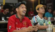 Ibnu Jamil (kiri) dan Rian d'Masiv saat Roaring Night Liga Inggris antara Manchester City melawan Manchester United di Picth 98, Kemang, Jakarta, Minggu (03/03/2024) malam WIB. (Bola.com/Abdul Aziz)
